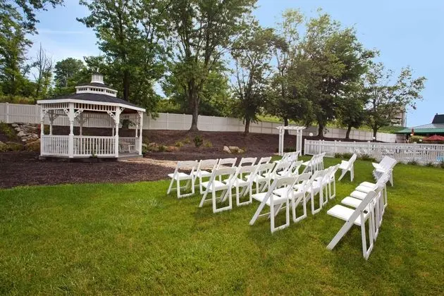 DoubleTree by Hilton Pittsburgh-Meadow Lands