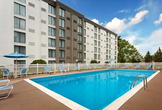 DoubleTree by Hilton Pittsburgh-Meadow Lands - Havuz