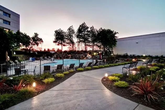 DoubleTree by Hilton Hotel Pleasanton at The Club - Havuz