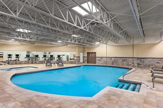 DoubleTree by Hilton Pointe Claire Montreal Airport West - Havuz