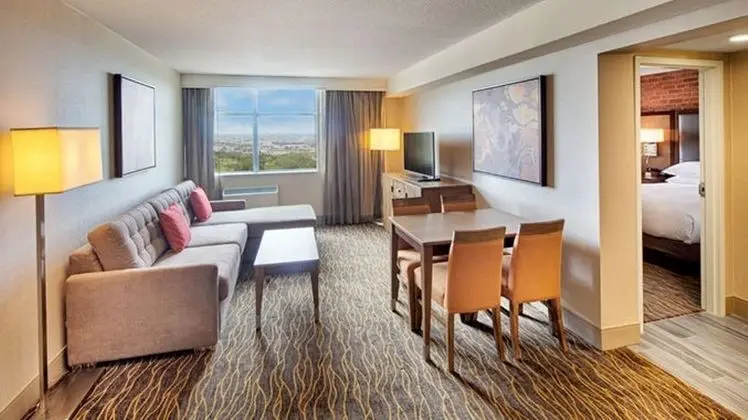 DoubleTree by Hilton Toronto Airport