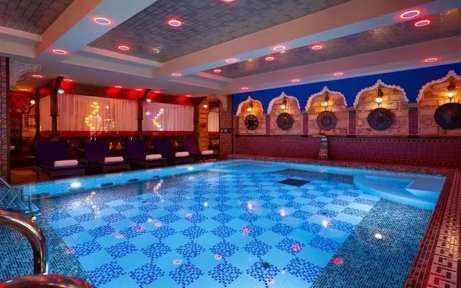 DoubleTree by Hilton Hotel Tyumen - Havuz