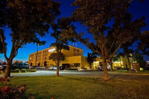 DoubleTree by Hilton Wichita Airport - Dış Mekan