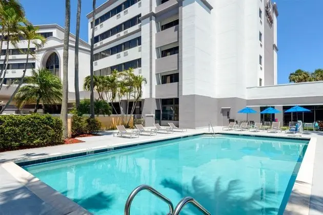 Doubletree Hotel West Palm Beach - Airport - Havuz