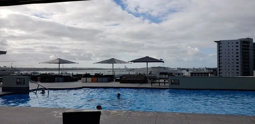 Downtown Auckland Furnished Apartments - Havuz