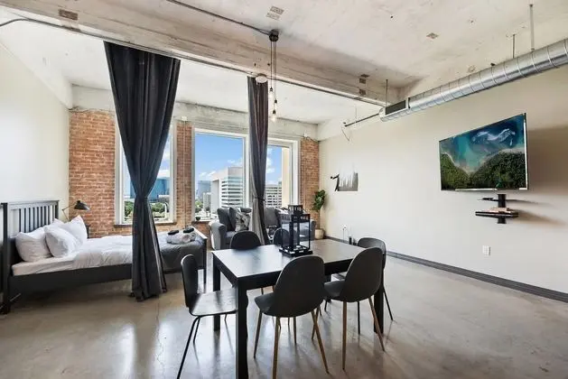 Downtown Dallas Gorgeous 3 BD, Pool & Gym - Yerinde Yemek