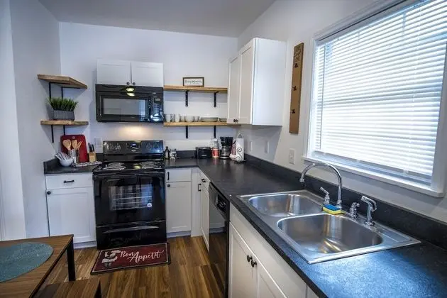 Downtown Remodeled Cozy 2br/1ba Home Sleeps 8