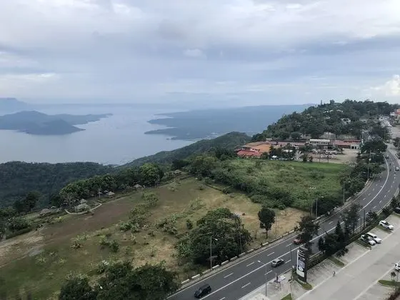 Dr. Calayan's Cozy Wind Residences Tagaytay Taal View