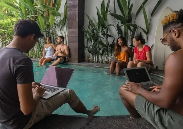 Draper Startup House for Entrepreneurs - Havuz