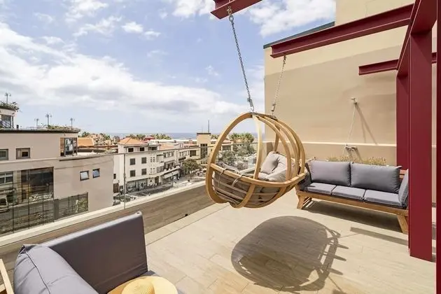 Drapes Design Apartments III by An Island Apart