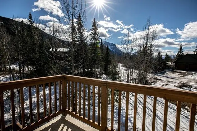 Dream 4-Br 4-Ba Chalet | Private Hot Tub | 2 min to Jasper National Park Gates