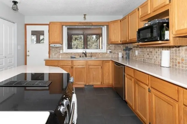Dream 4-Br 4-Ba Chalet | Private Hot Tub | 2 min to Jasper National Park Gates - Mutfak