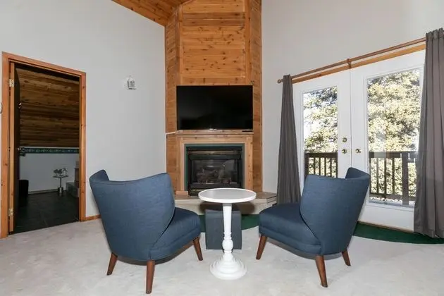 Dream 4-Br 4-Ba Chalet | Private Hot Tub | 2 min to Jasper National Park Gates - Oda