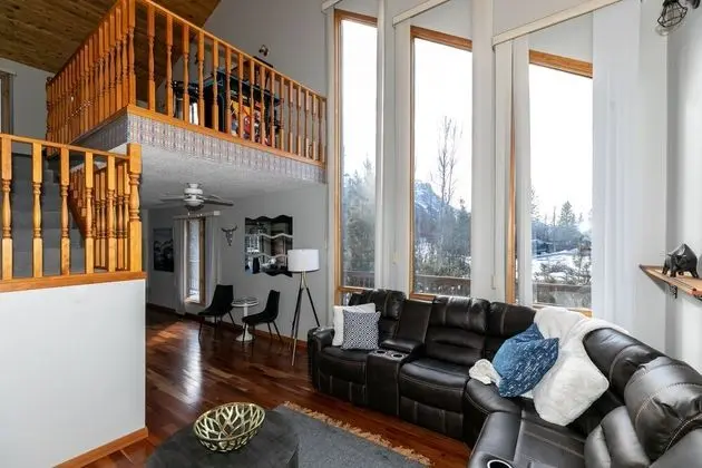 Dream 4-Br 4-Ba Chalet | Private Hot Tub | 2 min to Jasper National Park Gates - Oda Düzeni