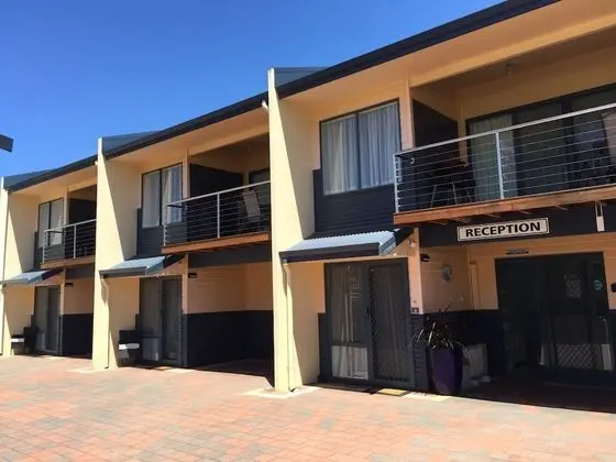 Driftwood Apartments - Lobi