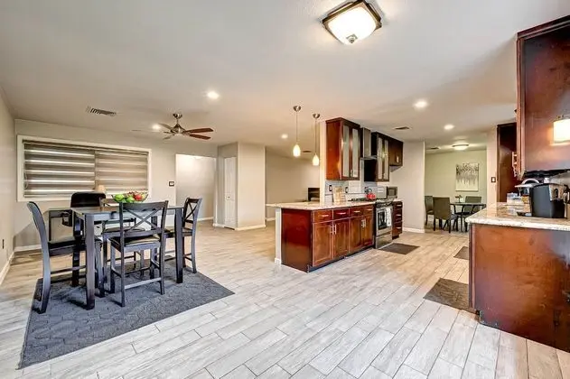 The Dugout in SW Houston, Work-cation, King Bd, Pet Friendly, High Speed Wifi - İç Mekan