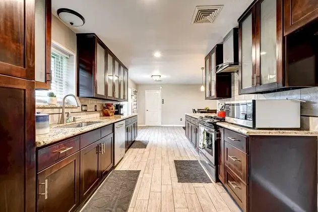 The Dugout in SW Houston, Work-cation, King Bd, Pet Friendly, High Speed Wifi - Mutfak
