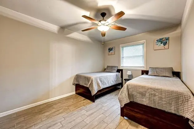 The Dugout in SW Houston, Work-cation, King Bd, Pet Friendly, High Speed Wifi - Oda
