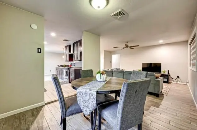 The Dugout in SW Houston, Work-cation, King Bd, Pet Friendly, High Speed Wifi - Oda Düzeni