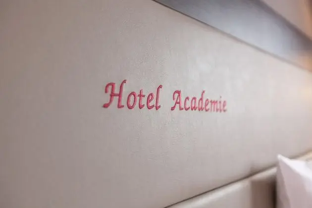 Dukes' Academie - Genel