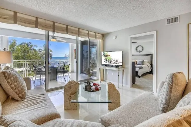 Dune Wind South by Avantstay Communal Pool & Hot Tub Gated Community Close to Smathers Beach Month Long Stays Only