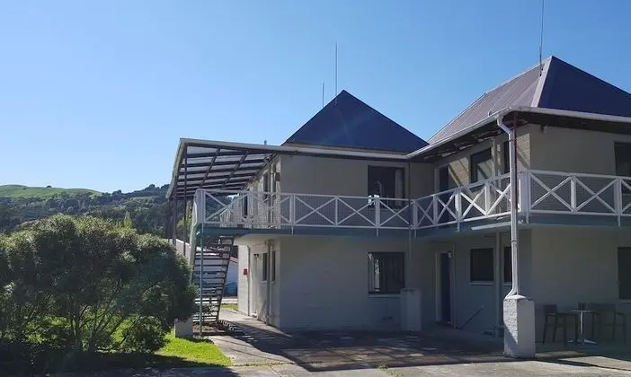 Duvauchelle Seaside Motel - 1