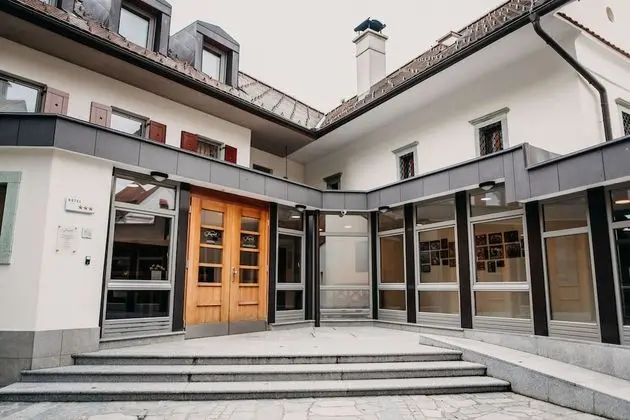 Dvor Jezeršek Brnik - Lobi