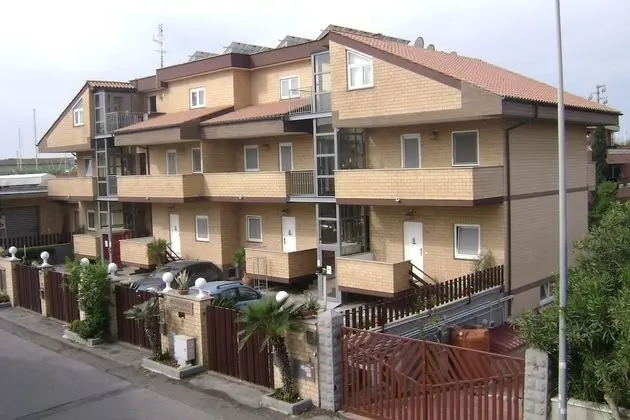E H SUITES ROME AIRPORT - Dış Mekan