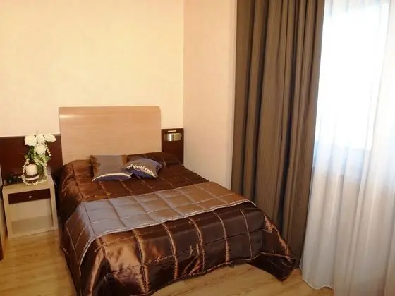 E H SUITES ROME AIRPORT - Oda
