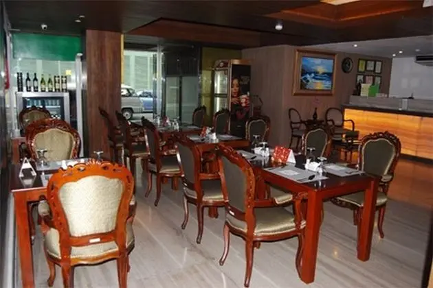 The E-Hotel Makati - Yeme / İçme