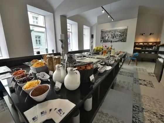 EA Hotel New Town - Yerinde Yemek