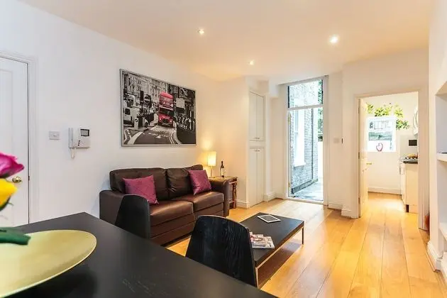 Earl's Court - Longridge Road - Lobi