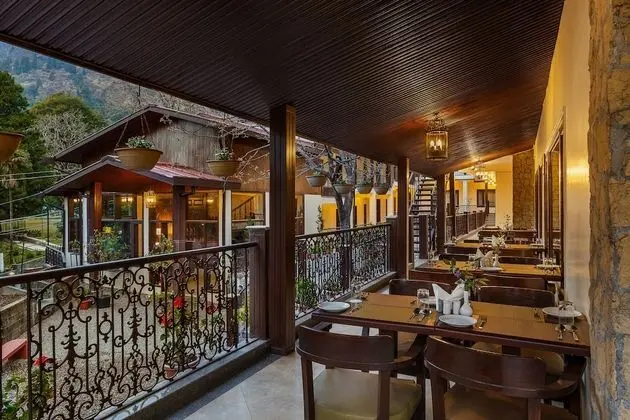 The Earl's Court, Nainital - Yerinde Yemek