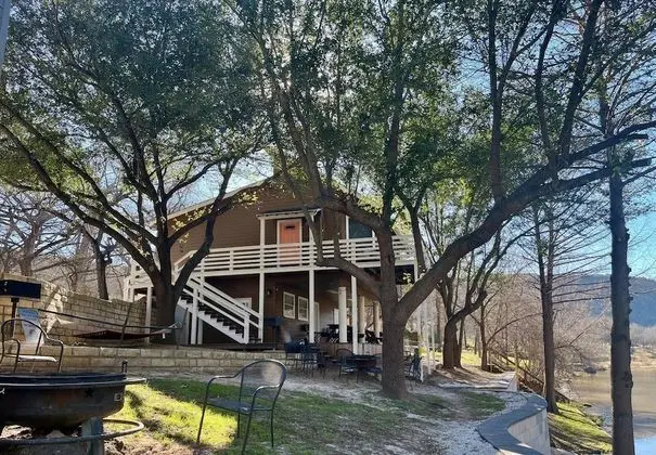 Earth Haus Stunning Riverfront Home