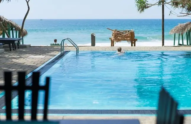 At Ease Beach Hotel - Havuz