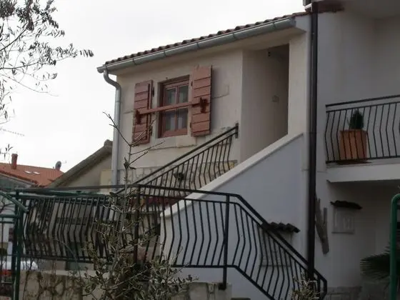 Easeful Pifar Apartment great location