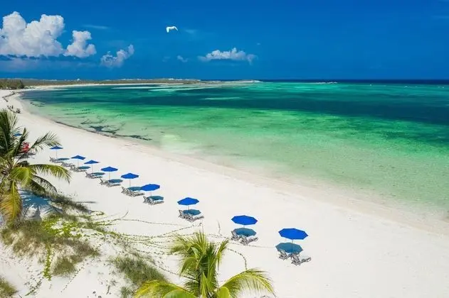 East Bay Resort – Island Hop Required - Plaj