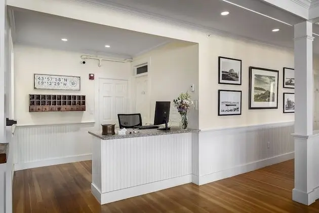 East Wind Inn - Lobi