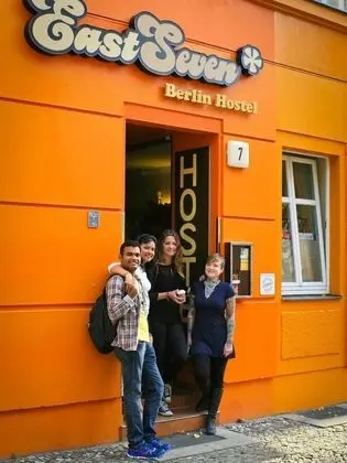 EastSeven Berlin Hostel - Dış Mekan