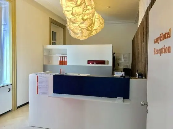 easyHotel Basel City - contactless self check-in - Lobi