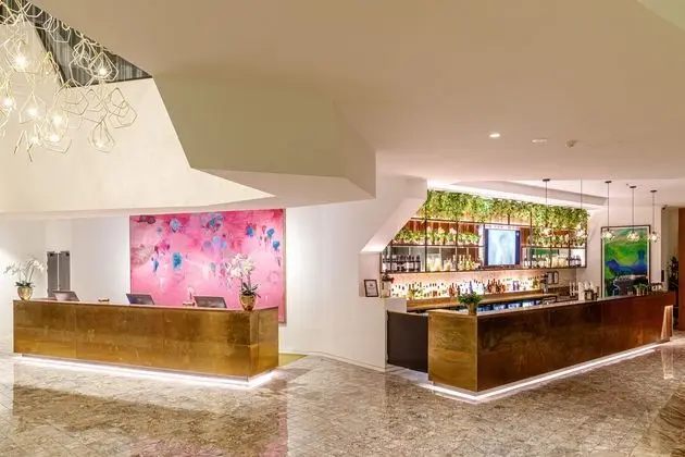 EATONS HILL HOTEL