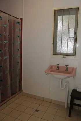 Eclectic 1 Bedroom Apartment in the Heart of Palm Beach - Banyo Tipleri