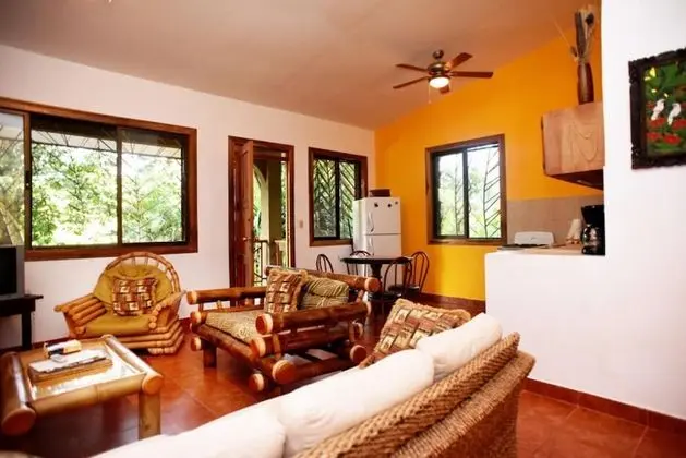 Eco-condo Serviced Apartments in Quepos w Pool Wildlife Visits - Oda
