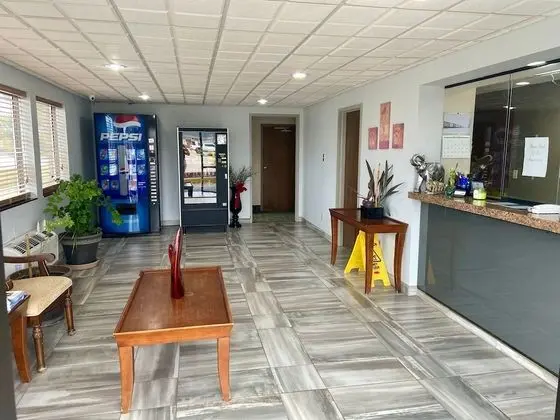 Econo Inn - Lobi