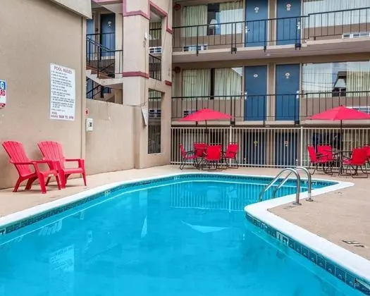 Econo Lodge Atlanta Virginia Avenue - Havuz