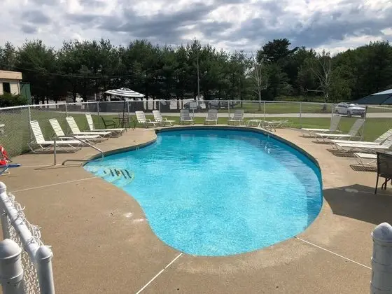 Econo Lodge - Havuz