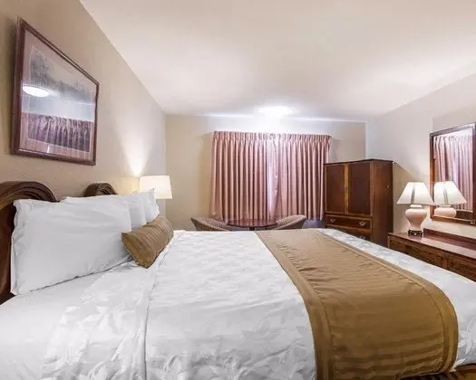 Econo Lodge Bay Breeze