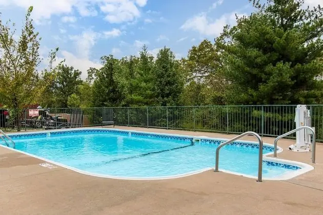 Econo Lodge Branson at Thousand Hills - Havuz