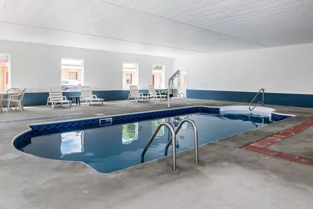 Econo Lodge Brattleboro Area - Havuz