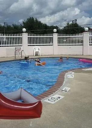 Econo Lodge - Havuz